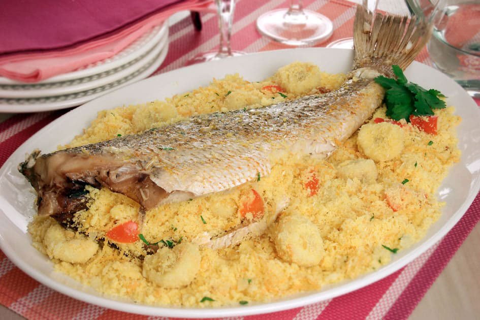 Peixe recheado com farofa